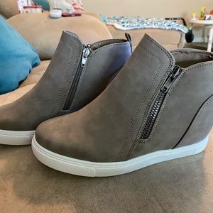 Heeled sneakers with functional zippers